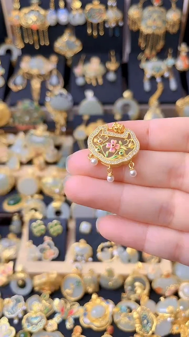 颈饰银S925镀金镶嵌和田玉珐琅梅花平安如意锁吊坠