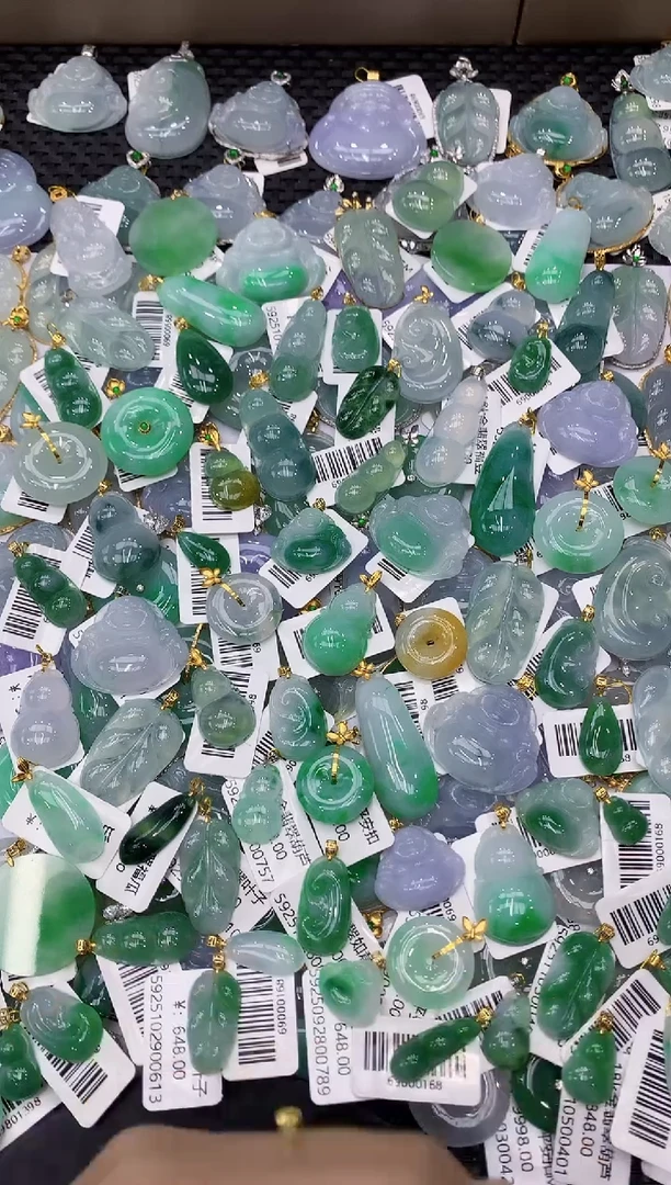 颈饰18K金镶嵌翡翠一物一证，9元证书费