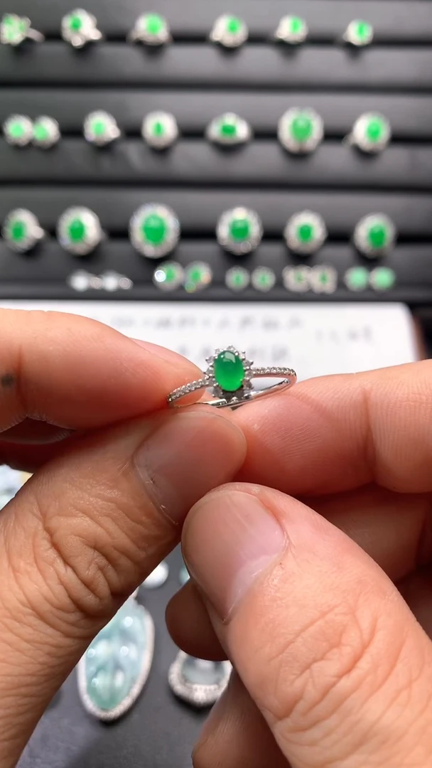 18K金镶嵌戒指翡翠18K翡翠