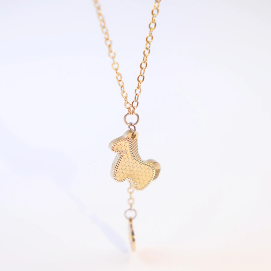 铜合金合成锆石项链 精致轻奢锁骨链“马上有钱”碎冰冰小马项链