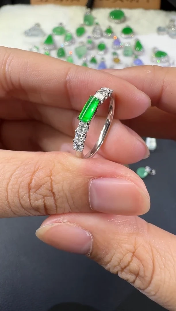 18K金镶嵌戒指翡翠婷**?C199|23800