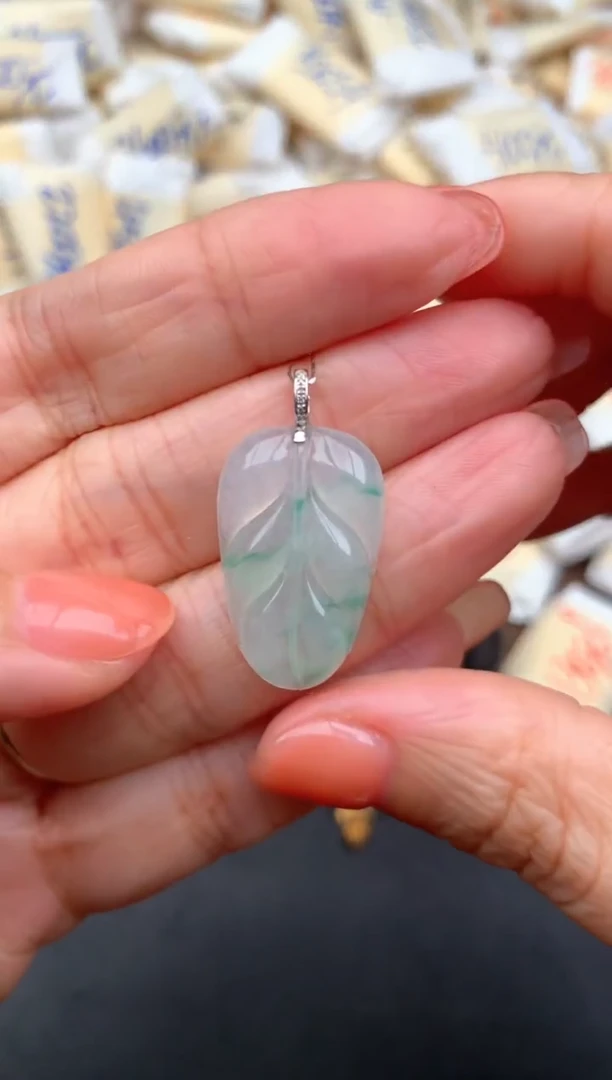 18K金镶嵌挂件翡翠一