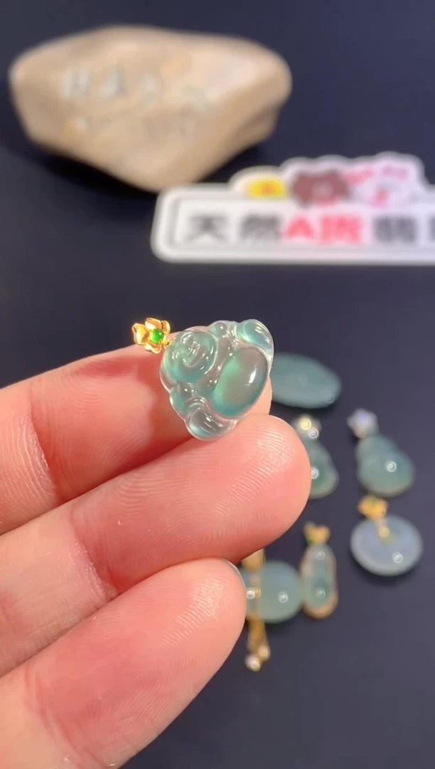 颈饰18K金镶嵌翡翠