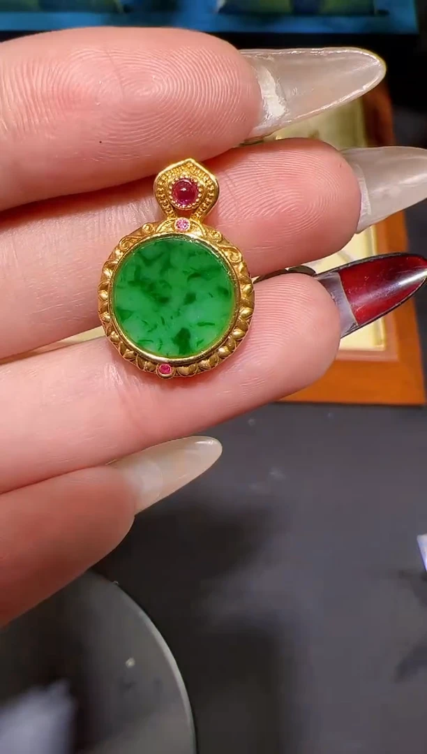 【闪购商品】翡翠吊坠(不含链)18K金镶嵌吊坠