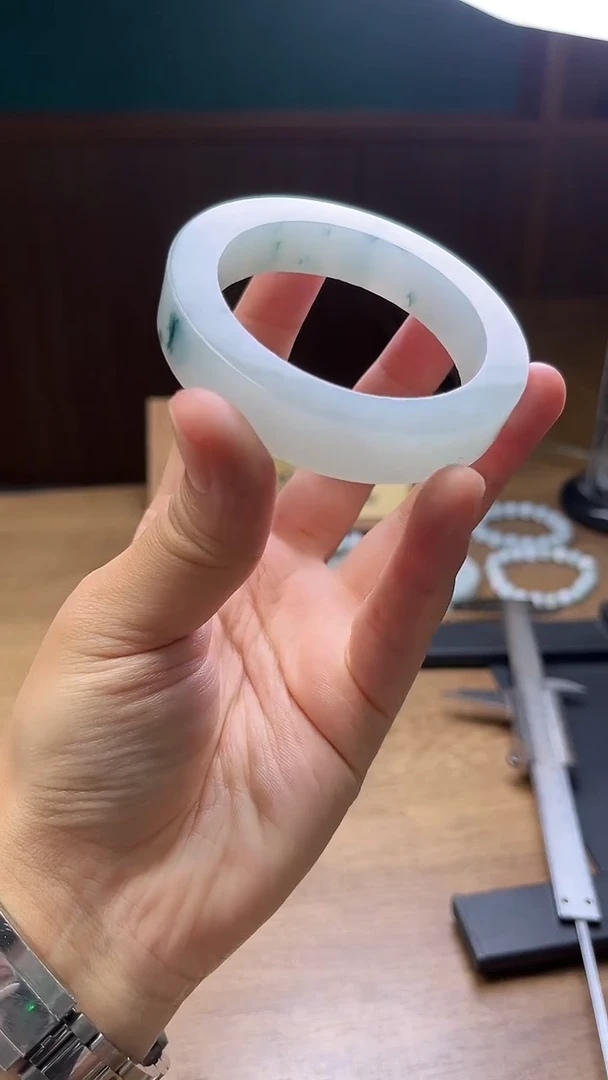 未镶嵌手镯定制翡翠熏*草定制