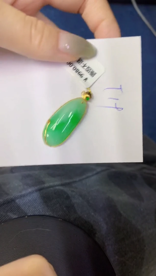 翡翠18K金镶嵌颈饰缅甸天然翡翠A货