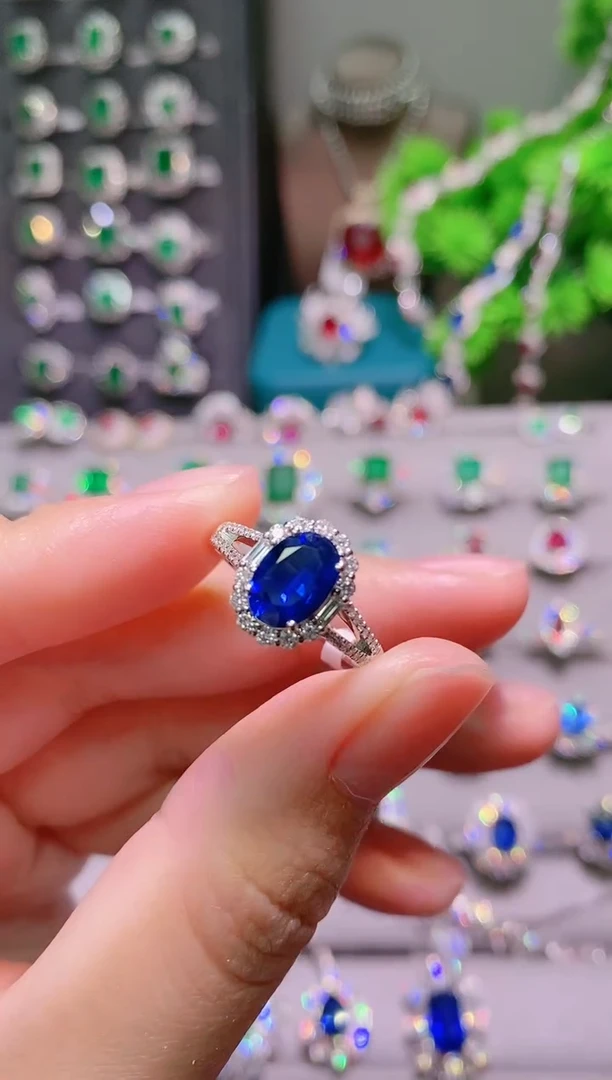 18K金戒指蓝宝石18K金镶嵌.