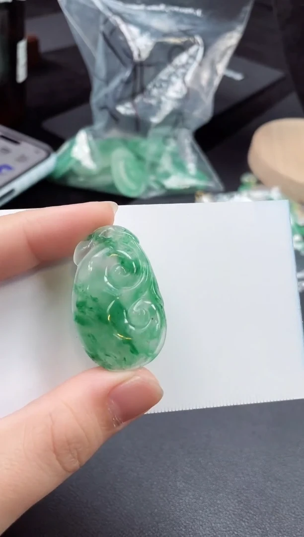 吊坠(不含链)未镶嵌石英质玉（非洲翠）14.880如意