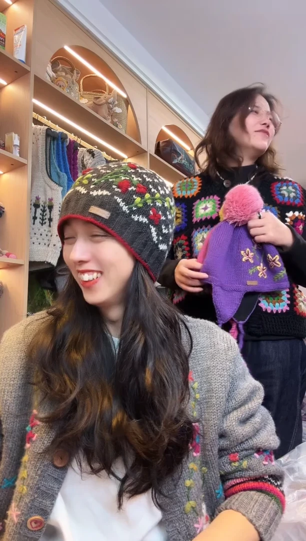 羊毛美利奴黑色刺绣丸子帽