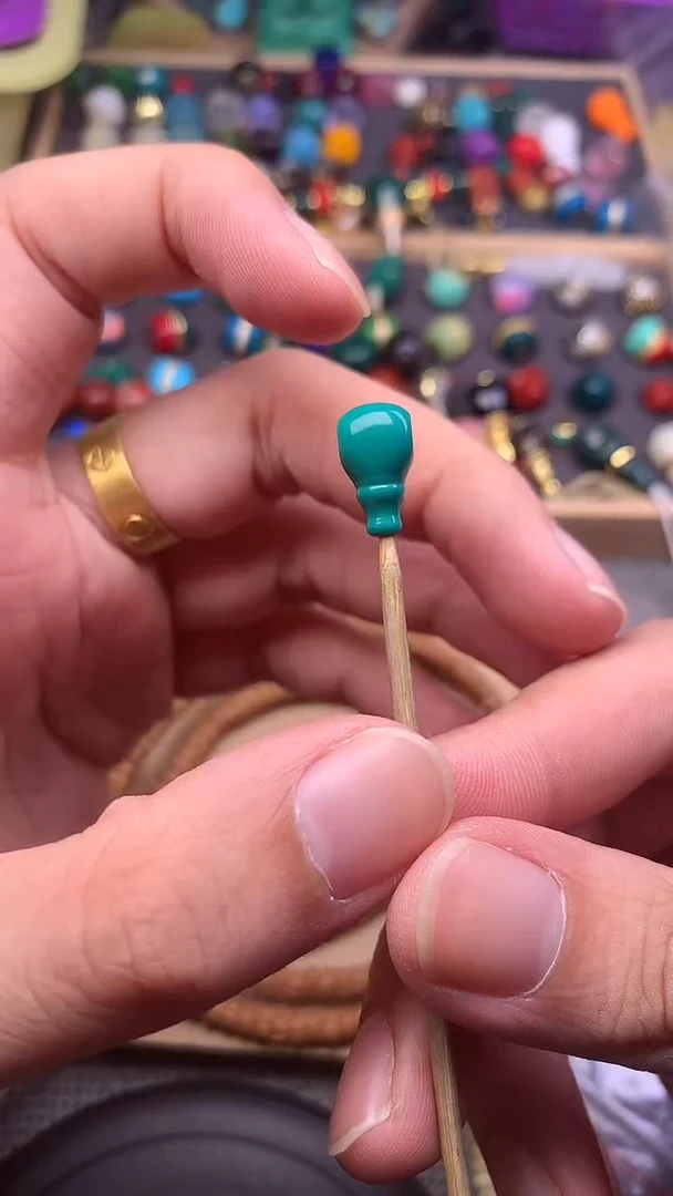 颈饰琉璃老油绿三通卡8mm左右 单个发