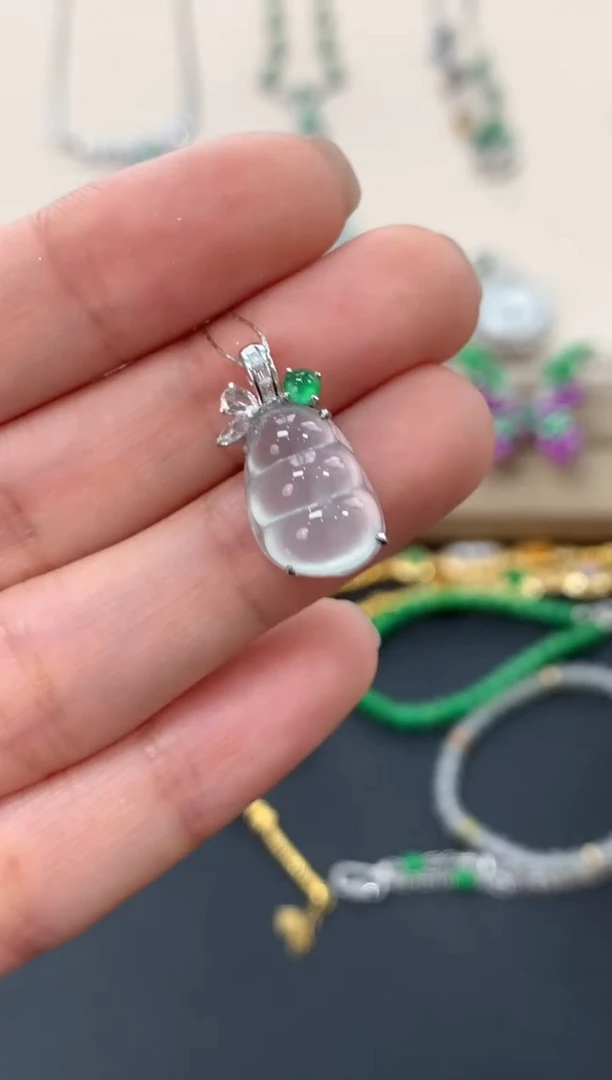 翡翠18K金镶嵌吊坠(不含链)福豆吊坠6800