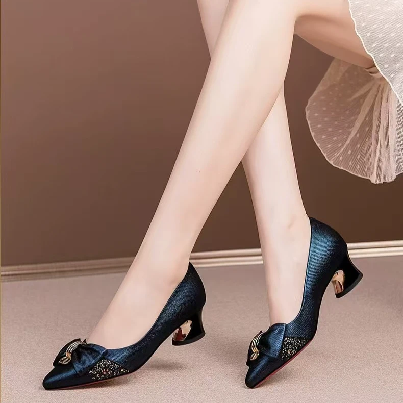 2025春秋季新款法式水钻粗跟尖头浅口单鞋女中跟软皮时尚大码女鞋