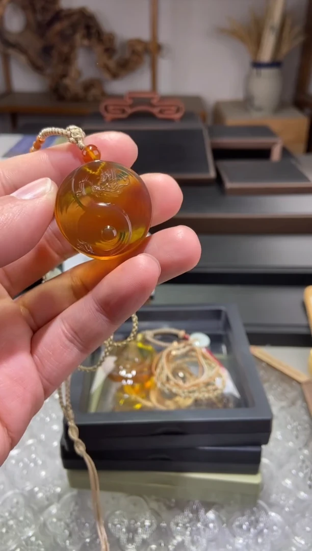 琥珀颈饰未镶嵌太极龙