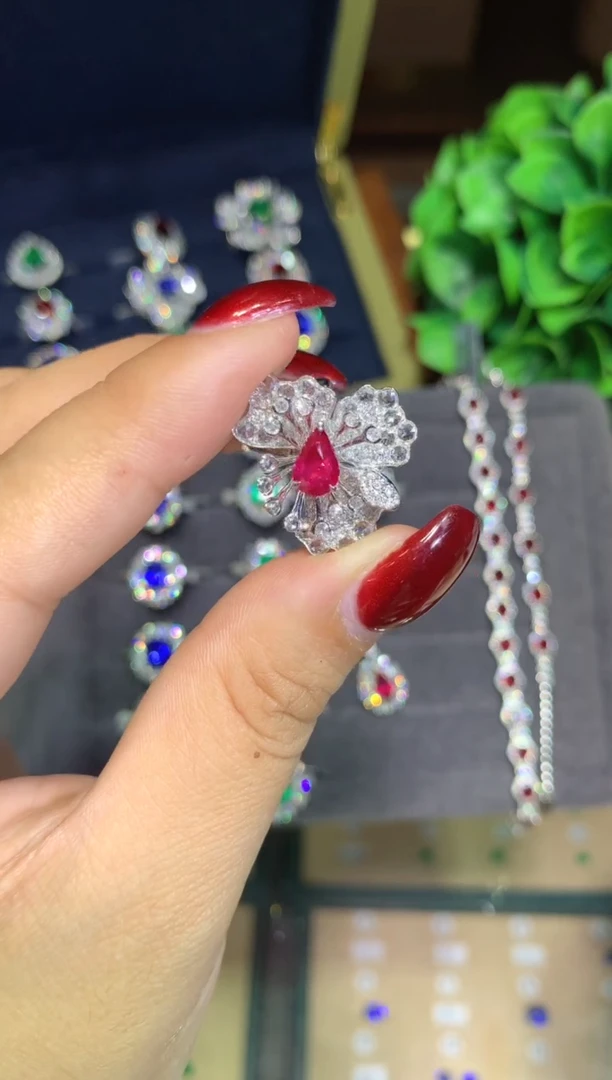 18K金镶嵌戒指红宝石1.05CT