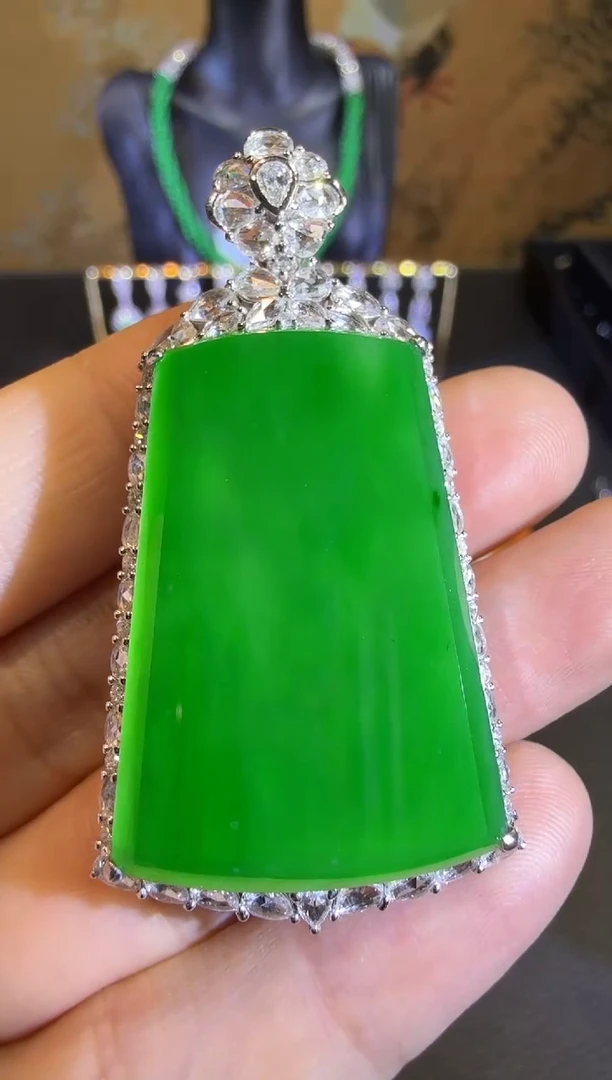 【闪购商品】翡翠吊坠(赠链)18K金镶嵌高冰正阳满绿大无事牌吊坠