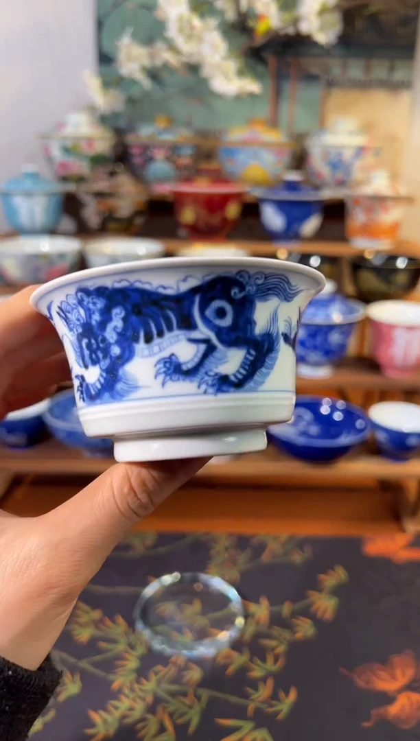青花马蹄狮子杯杯