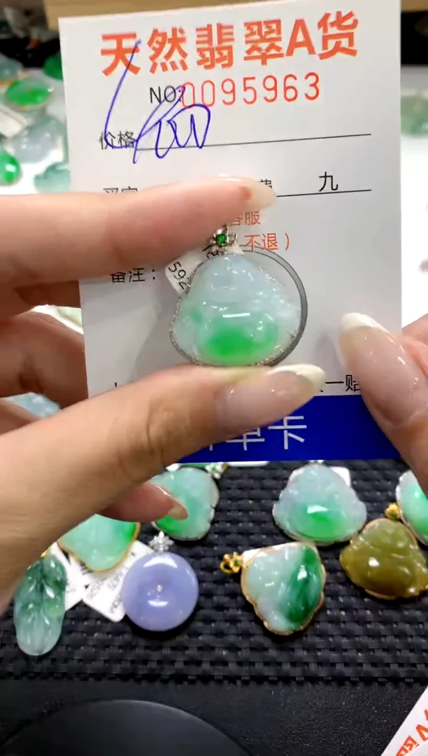 翡翠18K金镶嵌颈饰1111111111111111