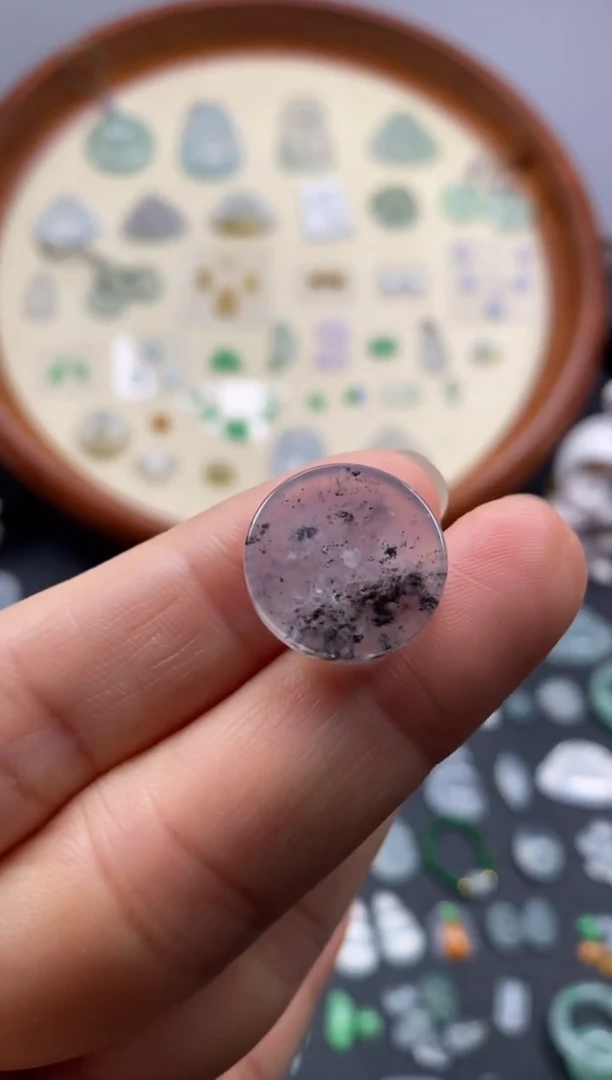 颈饰未镶嵌翡翠冰乌鸡无事牌/芬