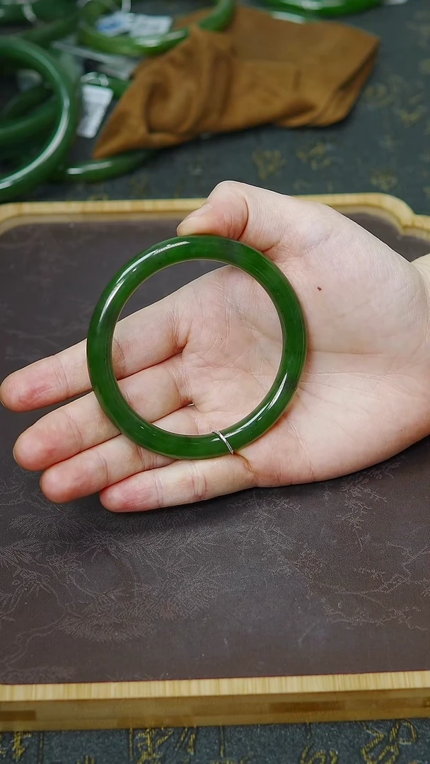 未镶嵌手镯和田玉?****?57圈口胖圆条冰阳辣绿手镯