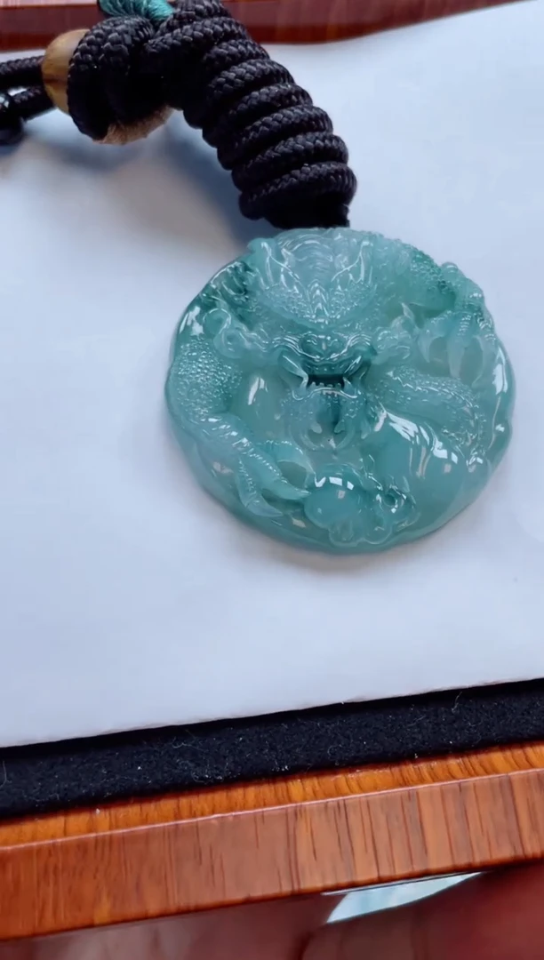 翡翠未镶嵌颈饰龙牌