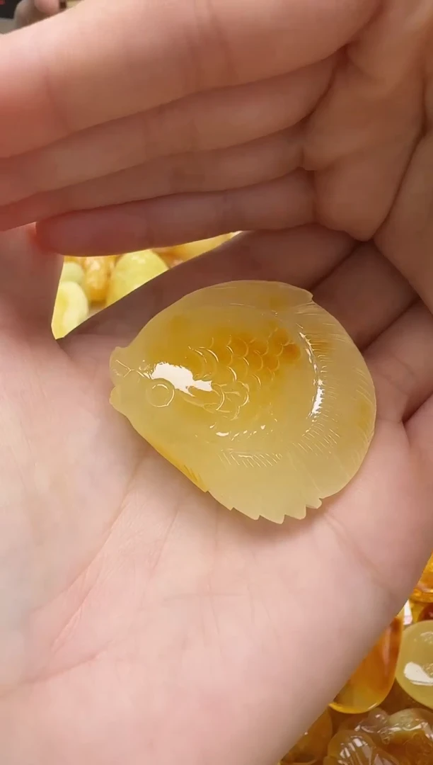 未镶嵌琥珀裸石如图