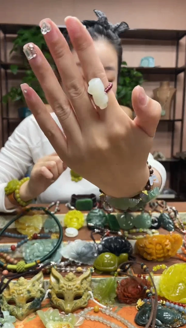 未镶嵌岫玉吊坠多样性发货发其中之一