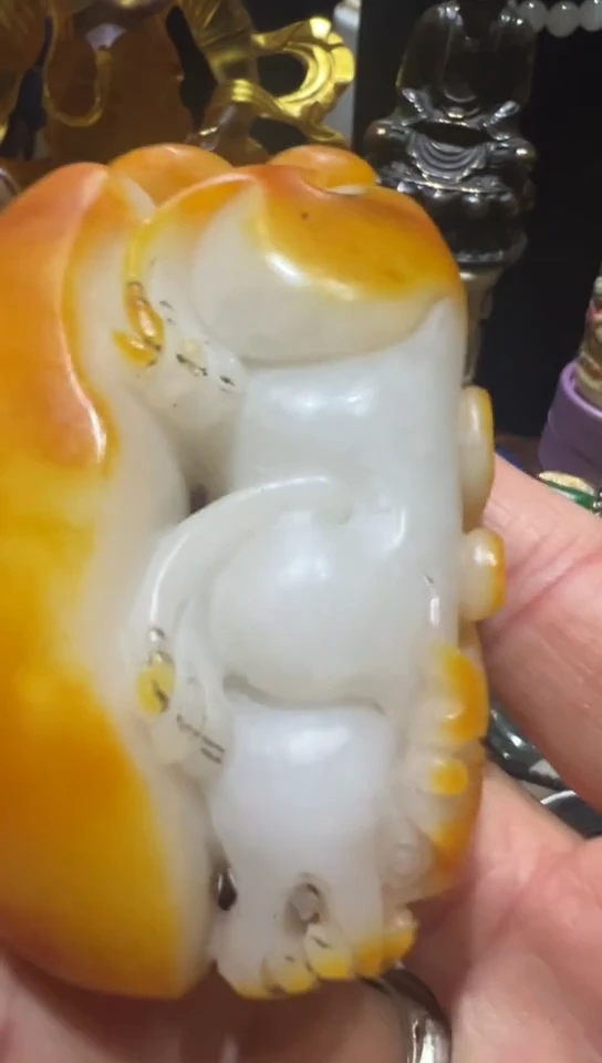 把玩小红小玉的把件貔貅的造型