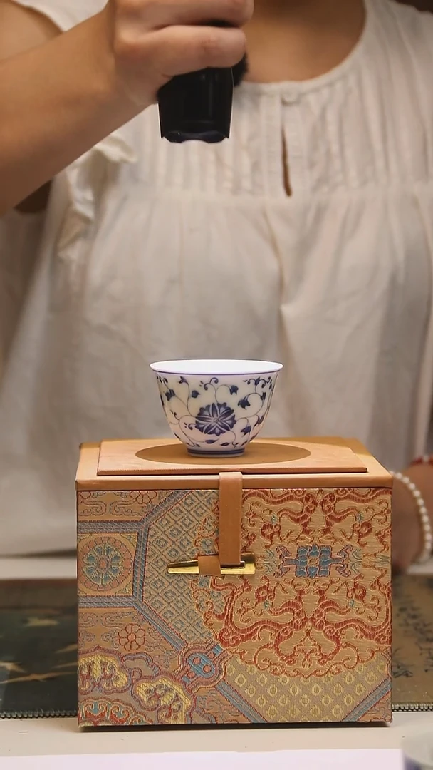 景德镇高温瓷青花缠枝莲铃铛杯