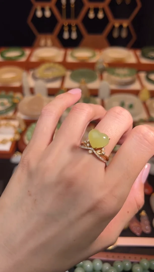 18K金镶嵌戒指和田玉福利