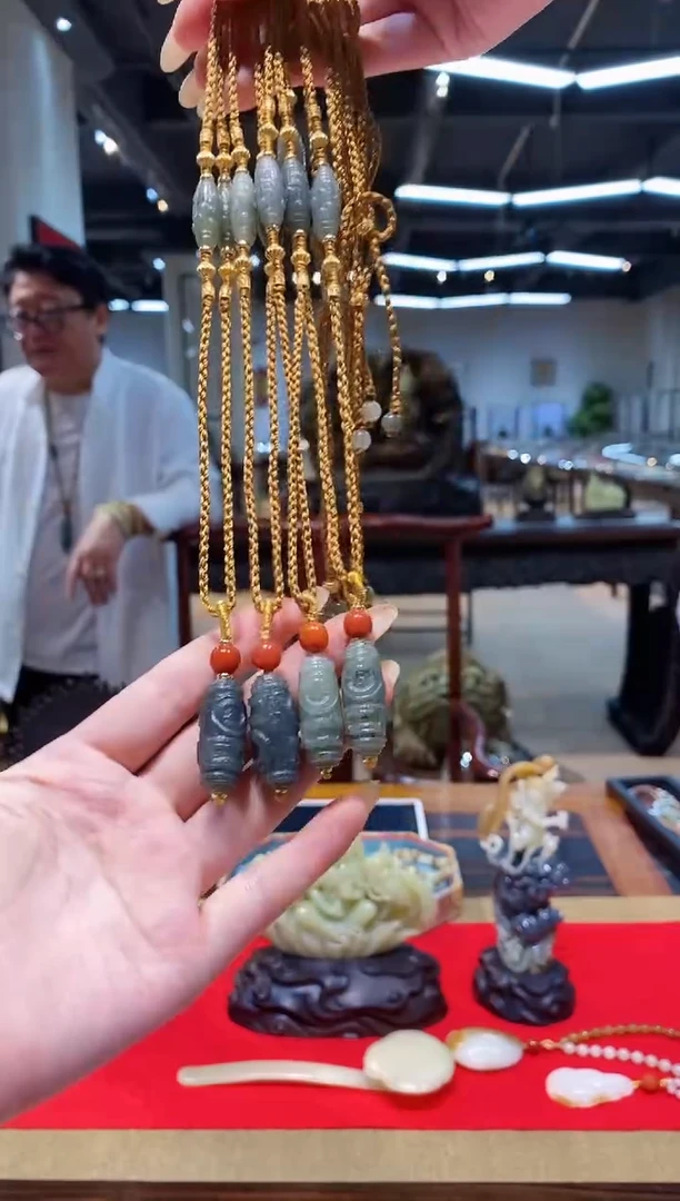 【闪购商品】和田玉挂件未镶嵌墨绿天地眼多样发发一件