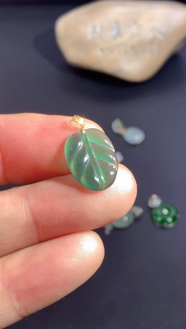 颈饰18K金镶嵌翡翠