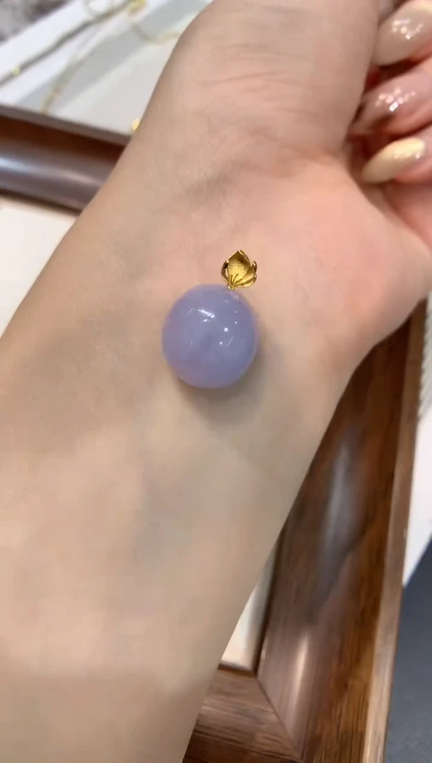 颈饰18K金镶嵌翡翠蛋面