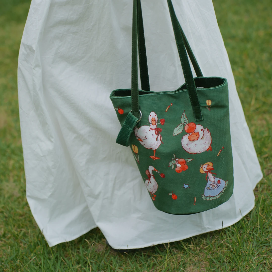 盾盾熊设计绿小鸭便携简约风休闲时尚百搭通勤单肩斜跨手提水桶包