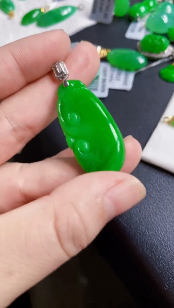 翡翠18K金镶嵌颈饰如意