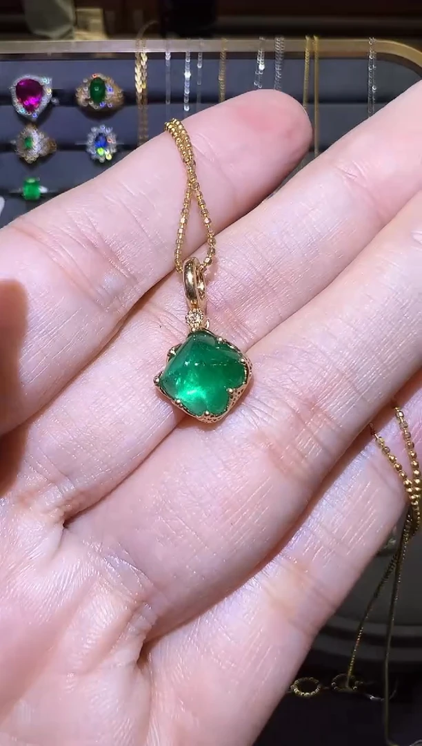 颈饰18K金镶嵌祖母绿3.2ct