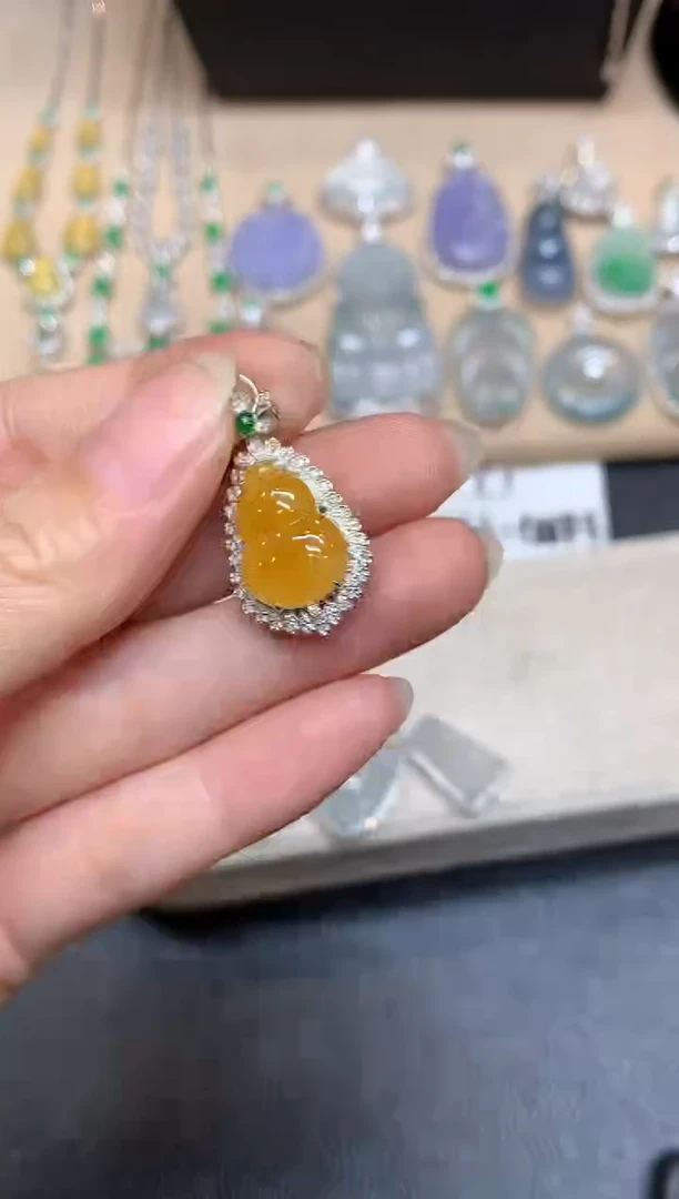 颈饰18K金镶嵌翡翠葫芦【无服务费