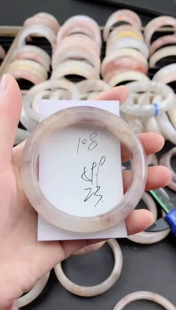 未镶嵌手镯石英质玉（金丝玉）108