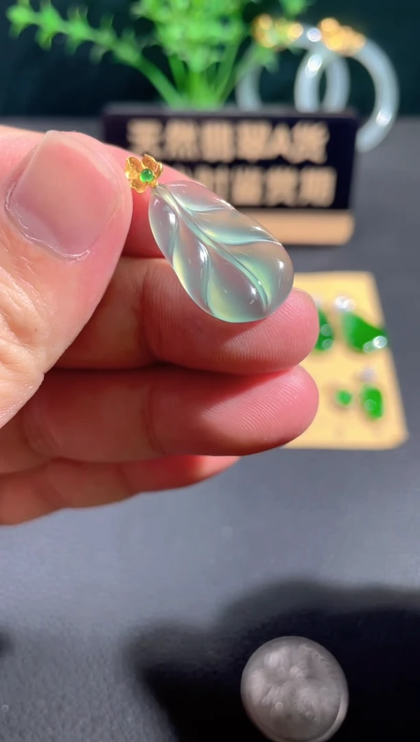翡翠18K金镶嵌颈饰翡翠