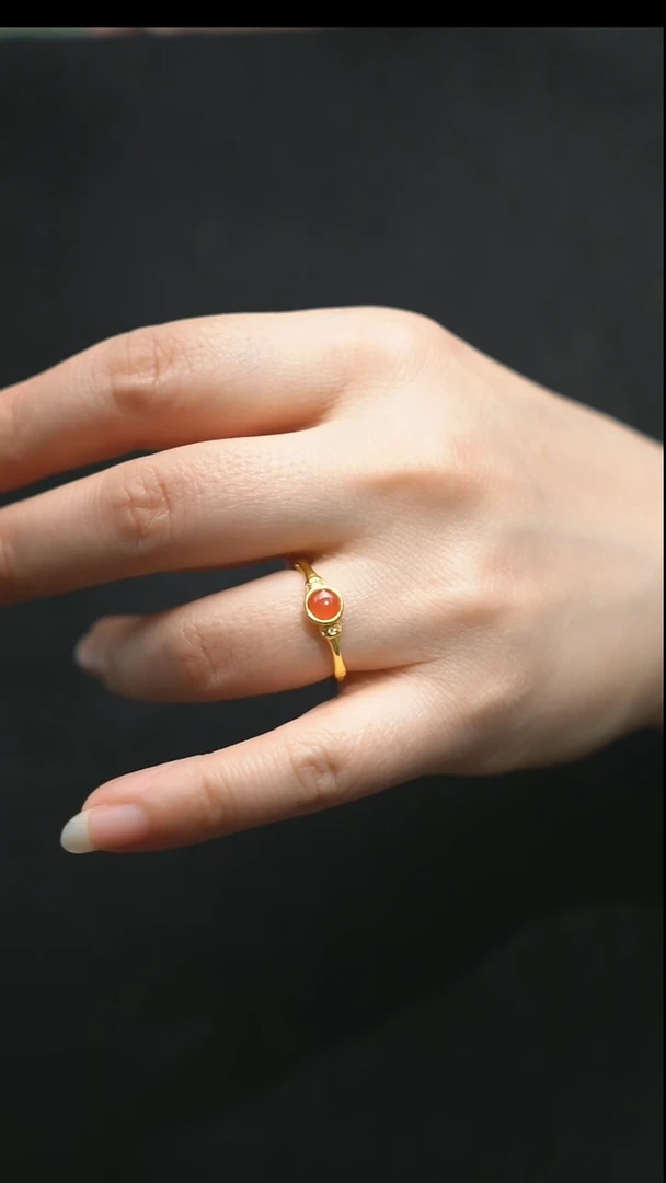 颈饰未镶嵌南红玛瑙戒指