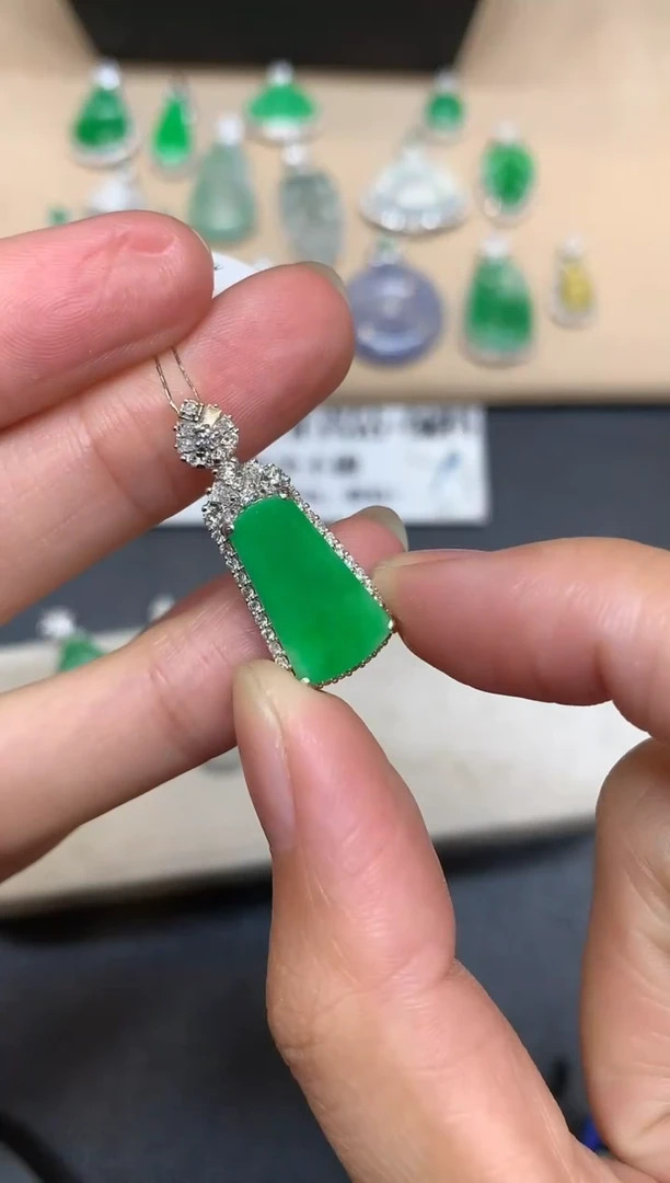 颈饰18K金镶嵌翡翠无事牌【无服务费