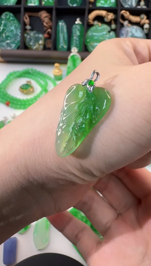 颈饰18K金镶嵌翡翠缅甸A货翡翠