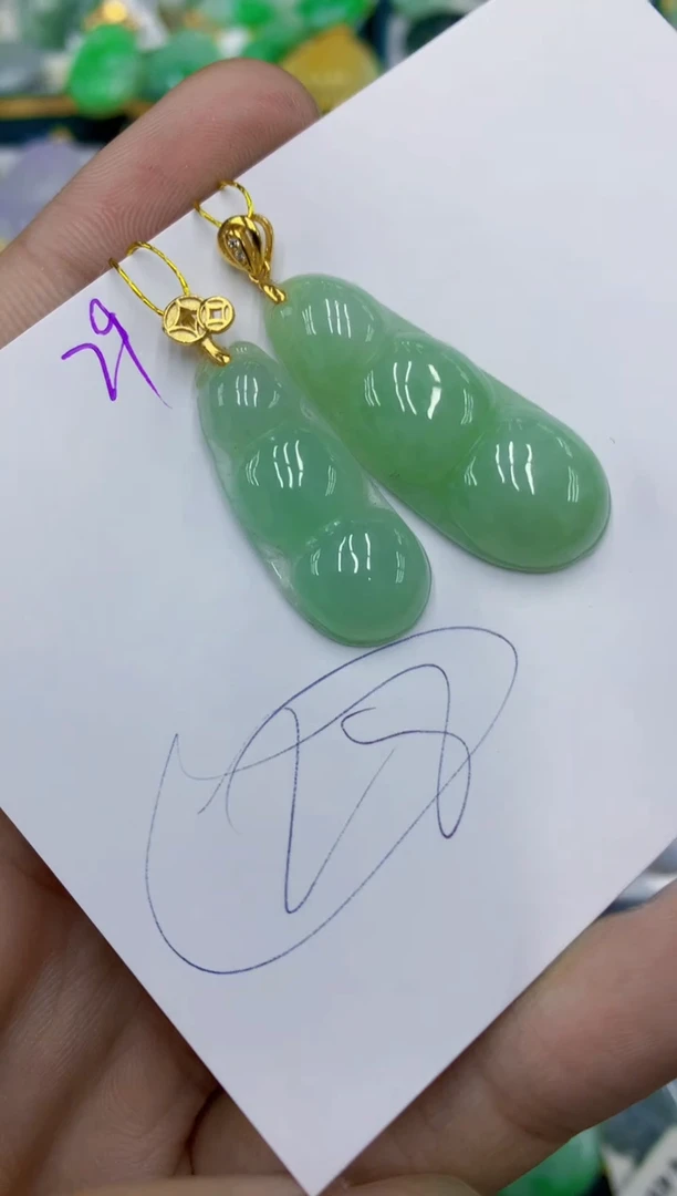 翡翠未镶嵌颈饰1111111111多样性发其一