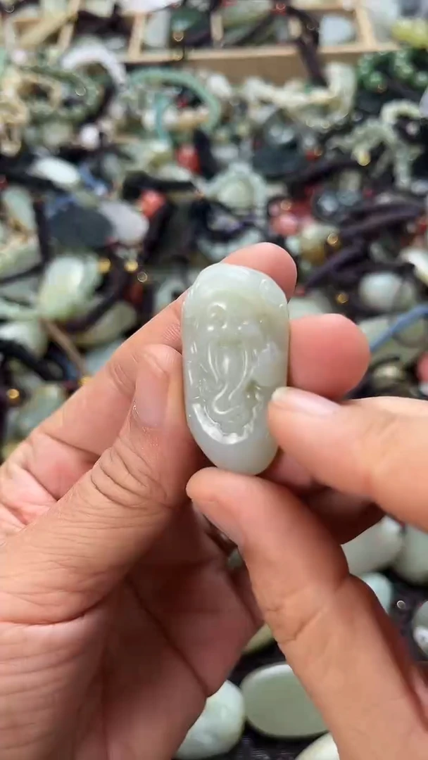 和田玉未镶嵌颈饰（多样性发一件）没有证书有瑕