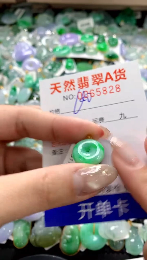 颈饰18K金镶嵌翡翠1111111111111111