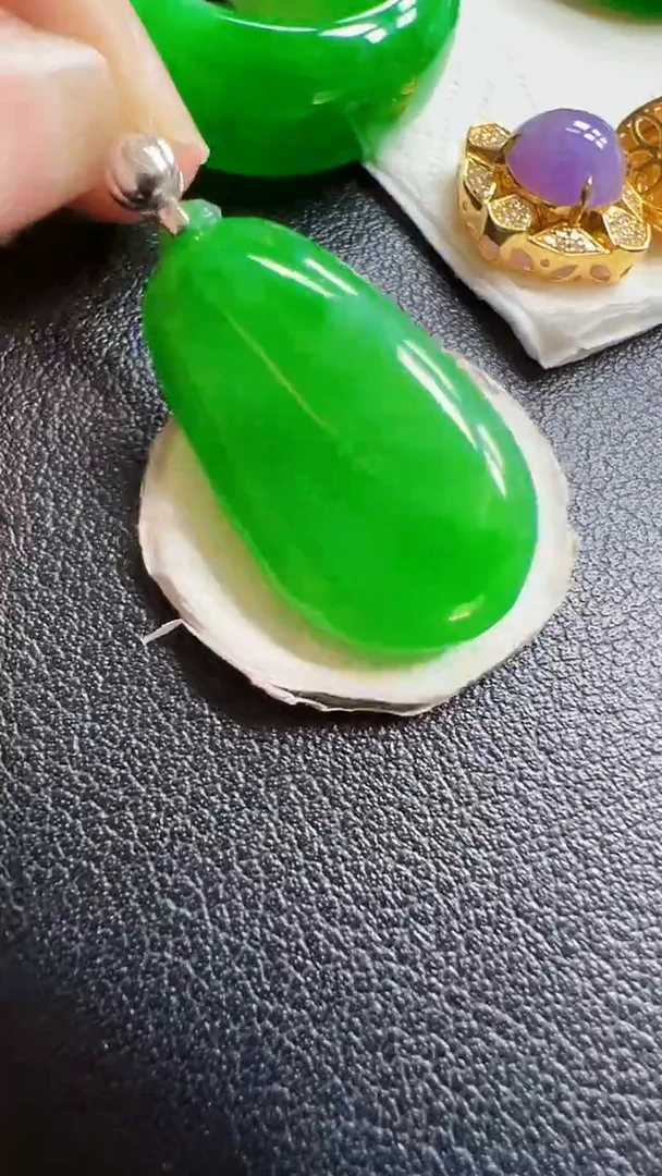 颈饰18K金镶嵌翡翠瓜