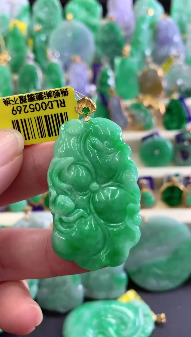 颈饰18K金镶嵌翡翠挂件