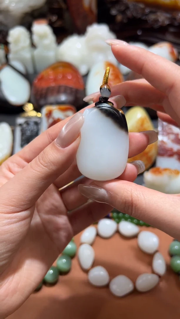 未镶嵌和田玉把件人**姐和田玉