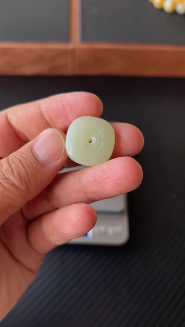 【闪购商品】和田玉吊坠(赠链)未镶嵌且末微色差