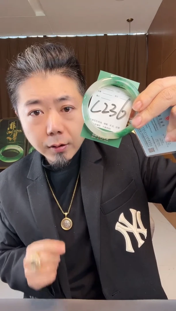 【闪购商品】石英质玉手镯未镶嵌非洲翠