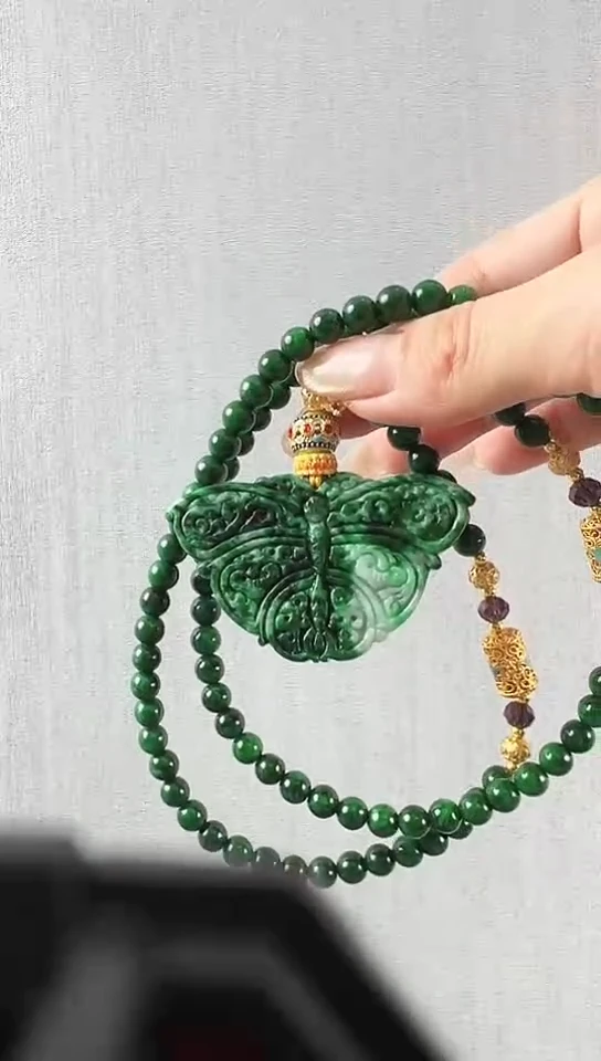 颈饰未镶嵌翡翠蝴蝶